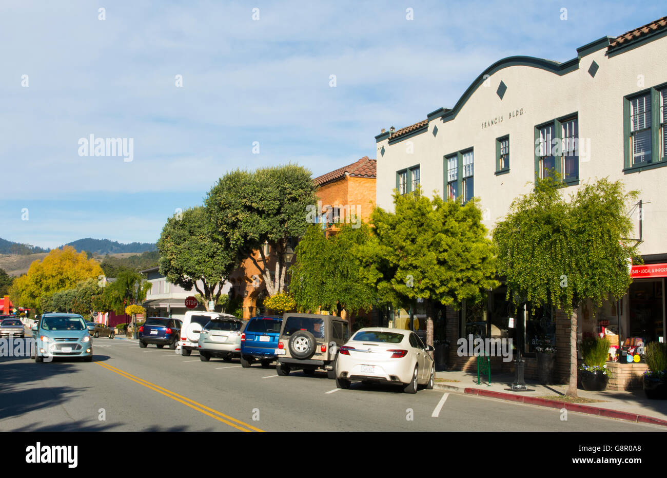 Half Moon Bay Kalifornien Main Street Straße Verkehr Geschäfte und Autos Innenstadt der Stadt Stockfoto