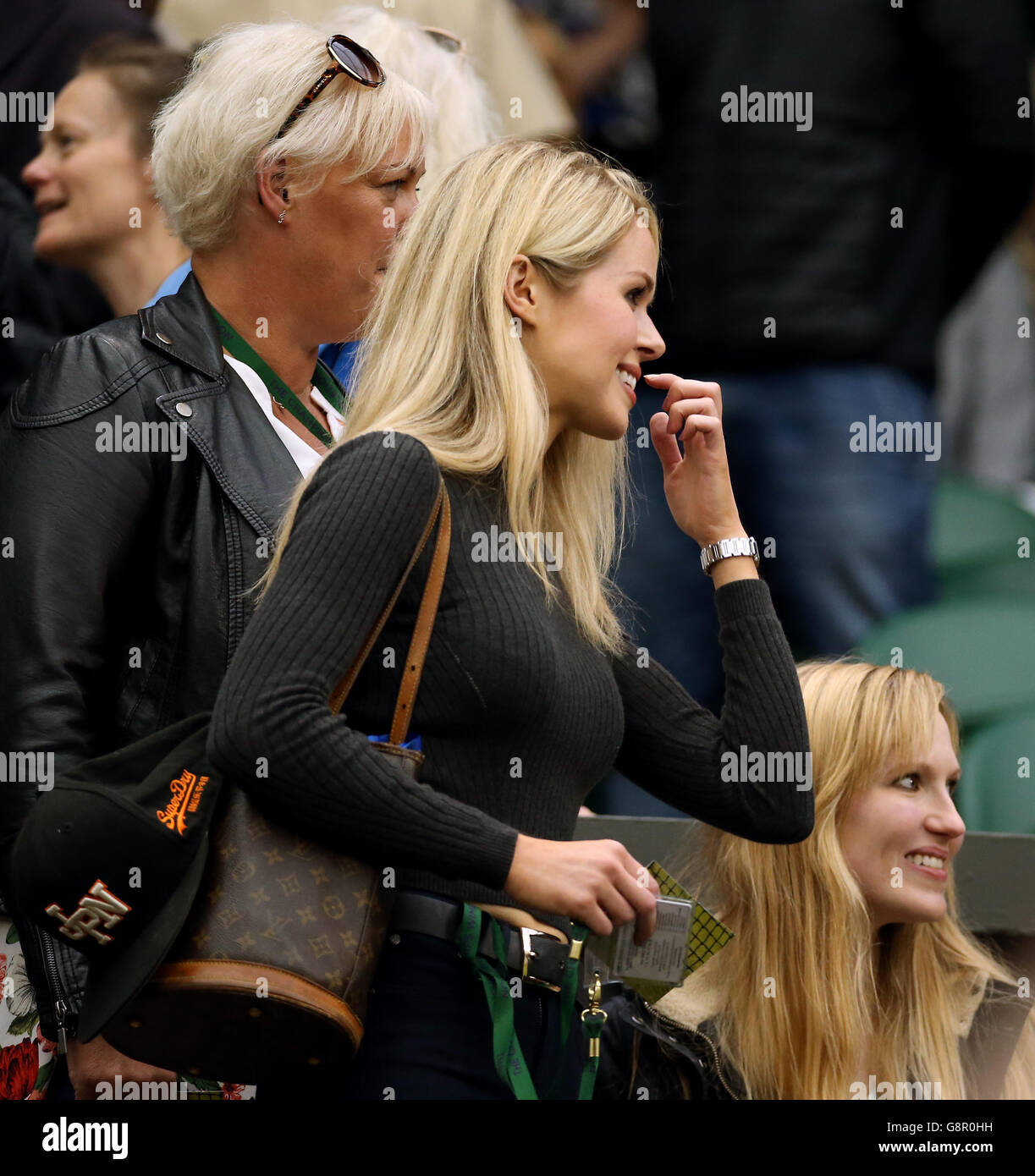 Jennifer Bate, Freundin von Marcus Willis, die auf Roger Federer am Tag  drei der Wimbledon Championships bei den All England Lawn Tennis and  Croquet Club, Wimbledon findet Stockfotografie - Alamy