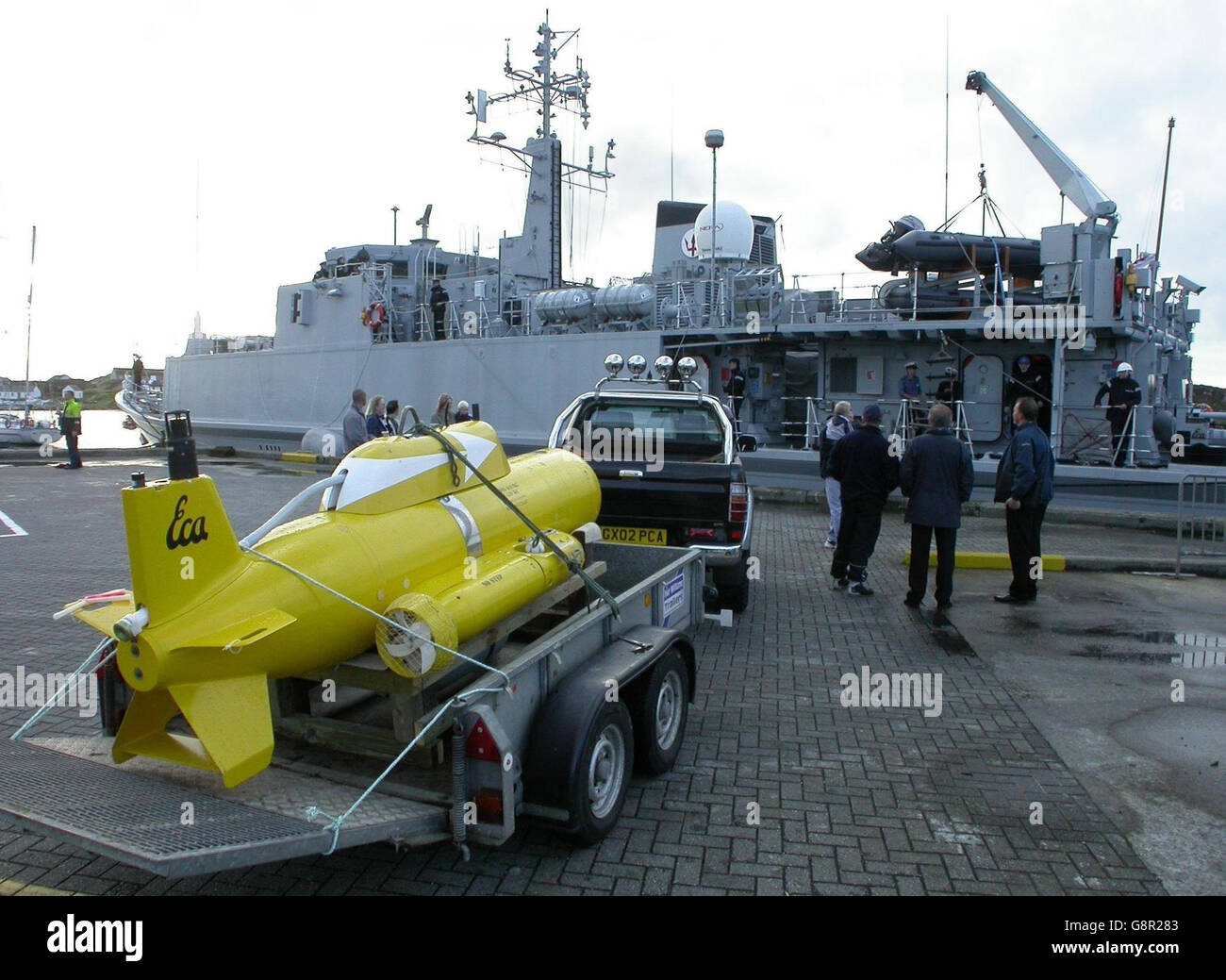 Das gelbe U-Boot, das vor mehr als drei Monaten von Inselfischer eingewickelt wurde, wird auf die HMS Blythe transportiert, die heute schließlich von der Royal Navy gesammelt wurde - zusammen mit einem speziell abgefüllten Whisky-Karton, um den Anlass zu markieren, Donnerstag, den 8. September 2005. HMS Blythe kam heute Morgen in Islay vor der Westküste Schottlands an, um sein ferngesteuertes Fahrzeug (ROV) abzuholen. Siehe PA Story SEA Submarine. DRÜCKEN Sie VERBANDSFOTO. Bildnachweis sollte lauten: PA. Stockfoto