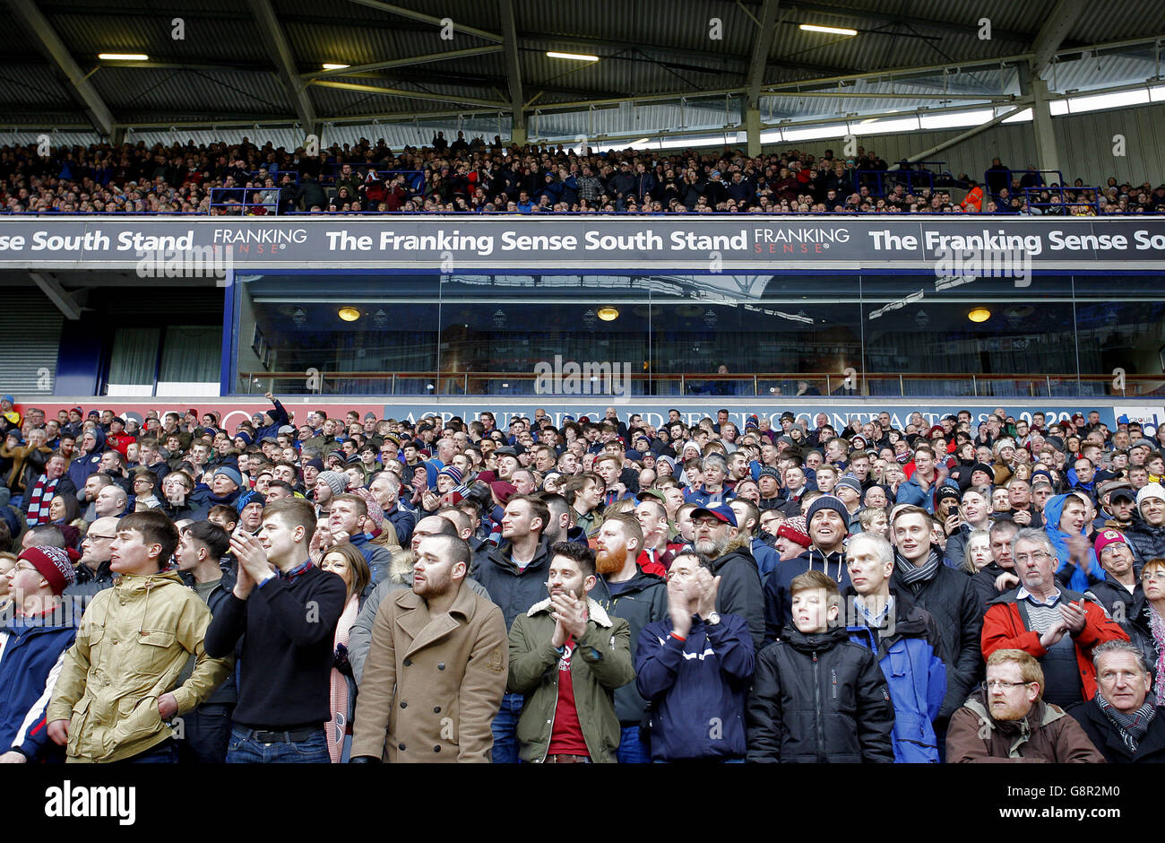 Bolton Wanderers gegen Burnley - Sky Bet Championship - Macron Stadium. Burnley-Fans auf den Tribünen während des Spiels. Stockfoto