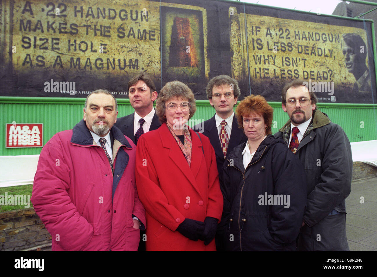 Eltern der Opfer von Massakern an der Schule von Dunblane (l-r) Tony Hill, John Crozier, Judith Hill, Les Morton, Jenny Hassell und Martin Dunn stehen an einem Poster, das die Gefahren von .22 Handfeuerwaffen aufzeigt. Stockfoto