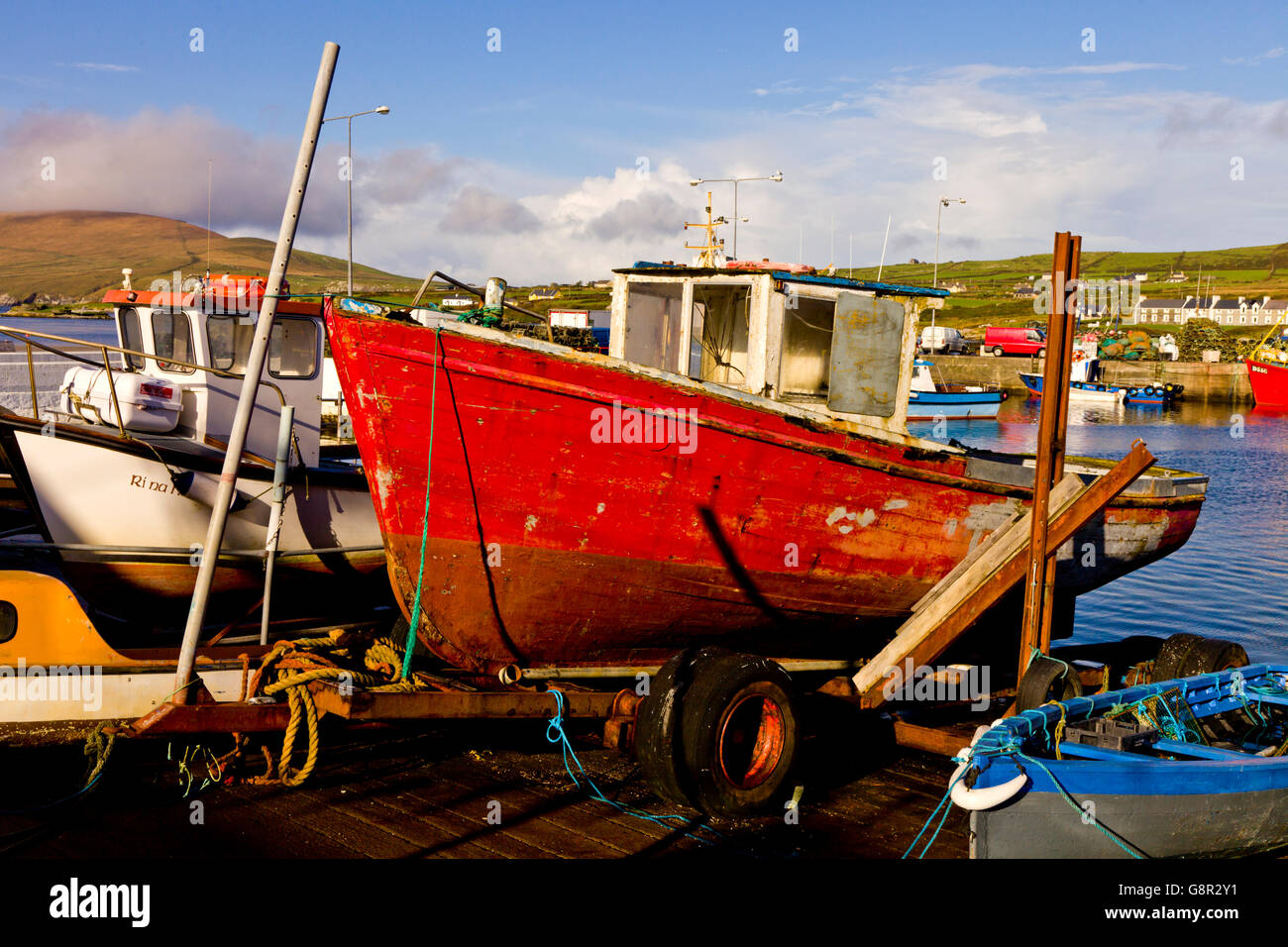 Boot am Ufer des Hafens von Portmagee in County Kerry Irland, Europa hochgezogen. Stockfoto