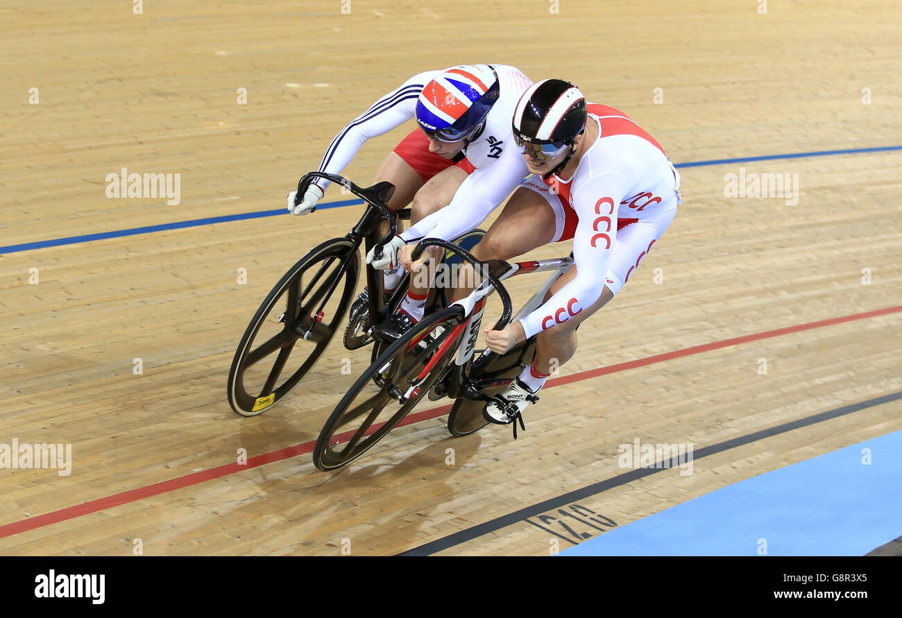 Der britische Jason Kenny (links) überbietet dem polnischen Damian Zielinski den Sieg in der zweiten Runde des Männer-Sprint-Halbfinales am vierten Tag der UCI-Bahn-Weltmeisterschaften im Lee Valley VeloPark, London. Stockfoto