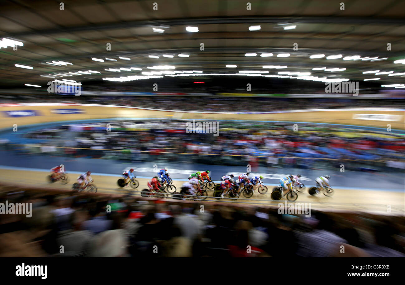 UCI-Bahn-Weltmeisterschaften 2016 - Tag vier - London. Fahrer beim Women's Points Race am vierten Tag der UCI Track Cycling World Championships im Lee Valley VeloPark, London. Stockfoto
