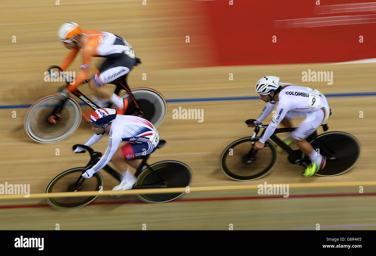 Der britische Mark Cavendish (links unten) fährt am vierten Tag der UCI Track Cycling World Championships im Lee Valley VeloPark, London, beim Men's Omnium Points Race. DRÜCKEN SIE VERBANDSFOTO. Bilddatum: Samstag, 5. März 2016. Siehe PA Story CYCLING World. Bildnachweis sollte lauten: Tim Goode/PA Wire. Stockfoto
