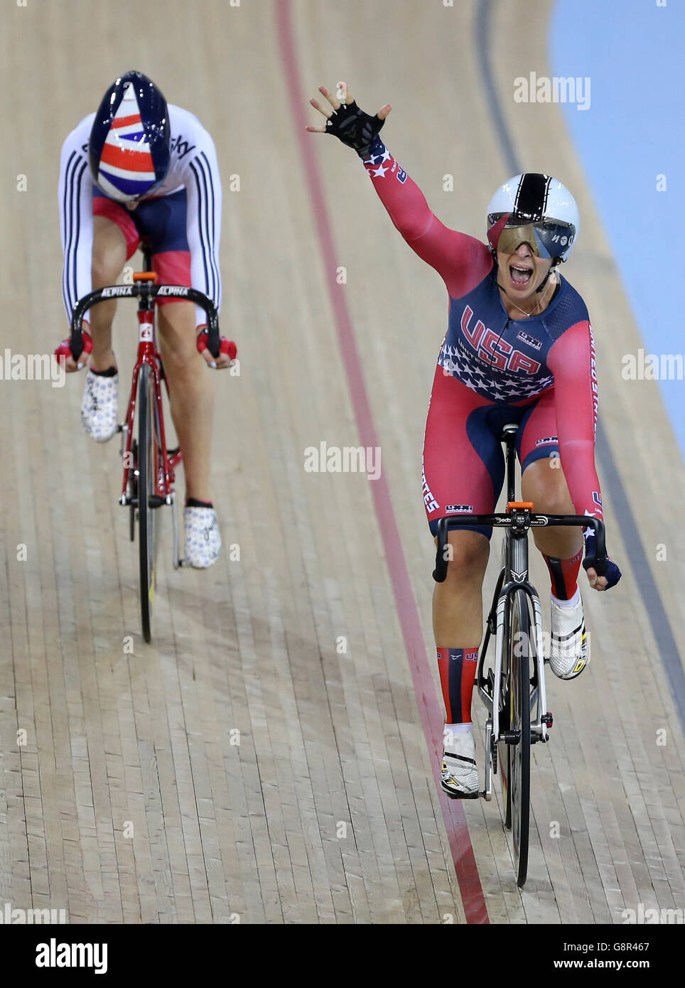 Die US-Amerikanerin Sarah Hammer (rechts) feiert den Sieg beim Frauen-Omnium-Eliminierungsrennen, als die britische Laura Trott am vierten Tag der UCI-Bahn-Weltmeisterschaften im Lee Valley VeloPark, London, die zweite wird. Stockfoto