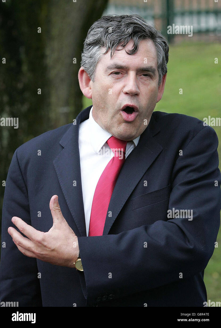 Der Schatzkanzler Gordon Brown, der ein „goldenes Zeitalter“ für den Sport in Großbritannien einläutete, als er sich mit der Olympiaministerin Tessa Jowell und dem Manager von Manchester United, Sir Alex Ferguson, in Salford zusammenarbeitete, um den Wettkampfsport in Schulen mit Kindern der All Hallows High School in Salford zu fördern, Manchester, Freitag, 9 2005. September. Siehe PA Story POLITICS PRESS ASSOCIATION Photo. Der Bildnachweis sollte lauten: Martin Ricketts/WPA/PA Stockfoto
