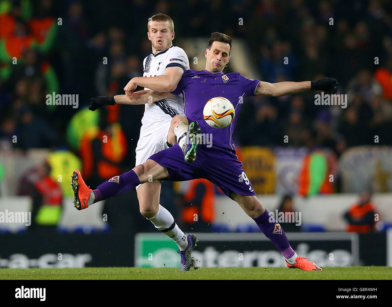 Tottenham Hotspur gegen Fiorentina - UEFA Europa League - Runde 32 - zweite Etappe - White Hart Lane. Eric Dier von Tottenham Hotspur und Nikola Kins von Fiorentina kämpfen um den Ball Stockfoto