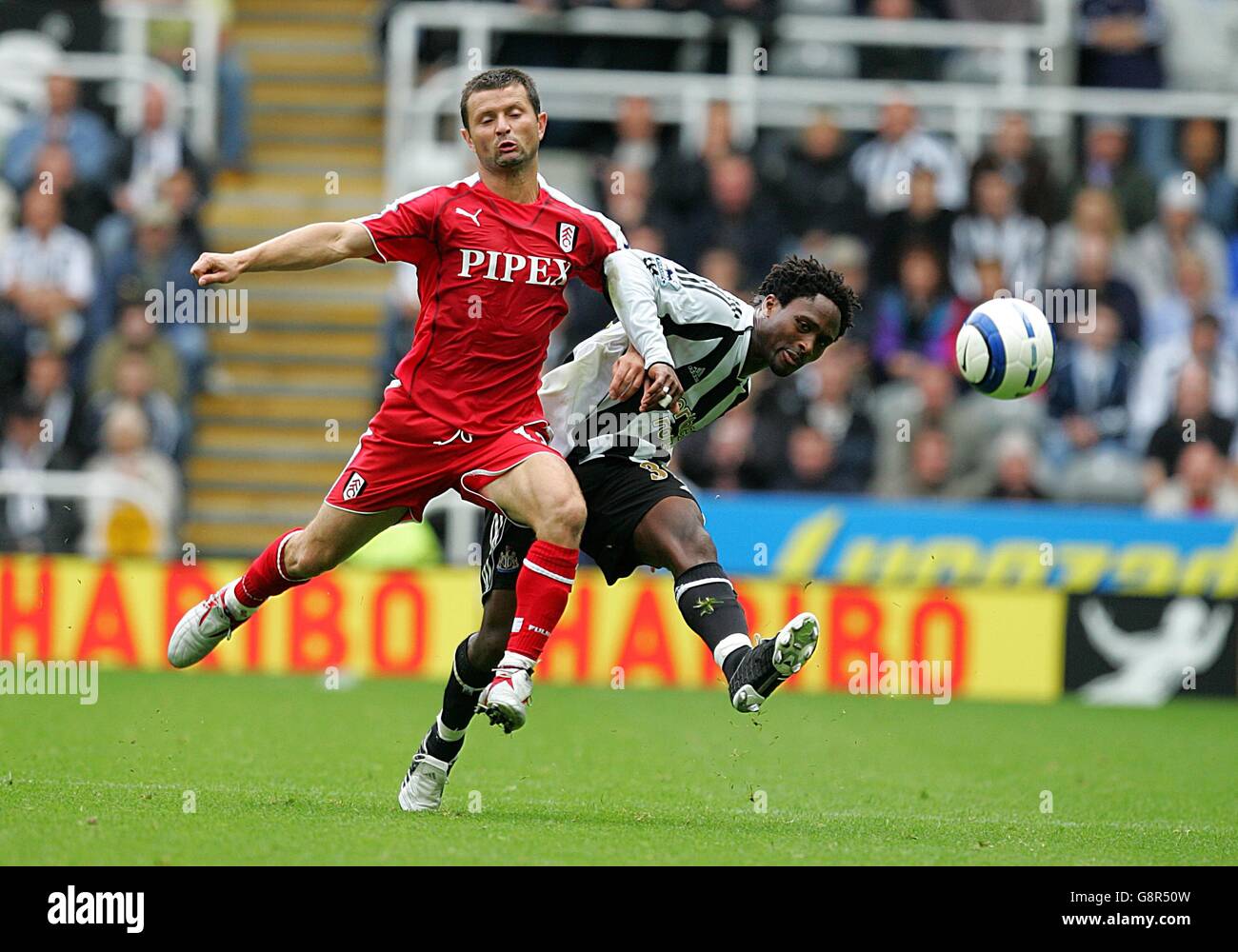 Fußball - FA Barclays Premiership - Newcastle United / Fulham - St James' Park. Celestine Babayaro von Newcastle United und Tomasz Radzinski von Fulham Stockfoto