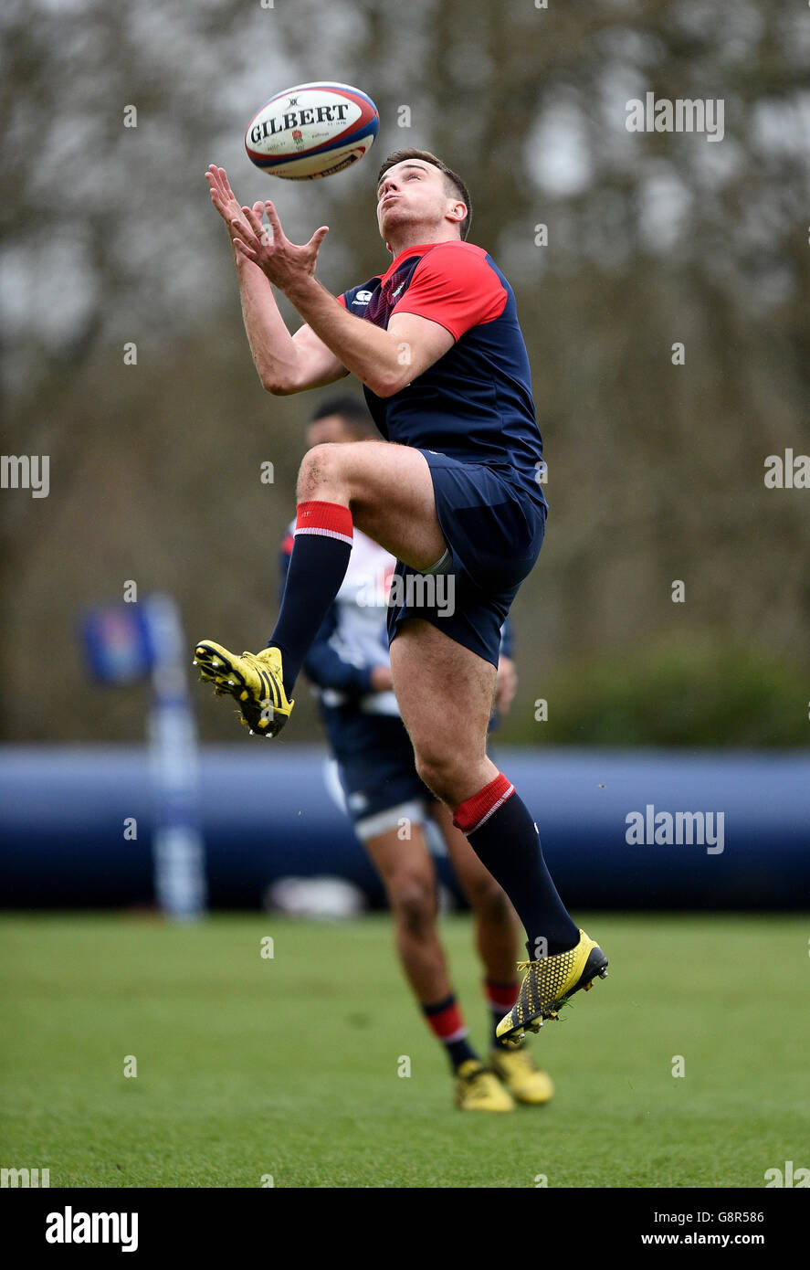 2016 RBS Six Nations - England gegen Wales - England Training Session - Pennyhill Park. George Ford aus England während einer Trainingseinheit im Pennyhill Park, Bagshot. Stockfoto