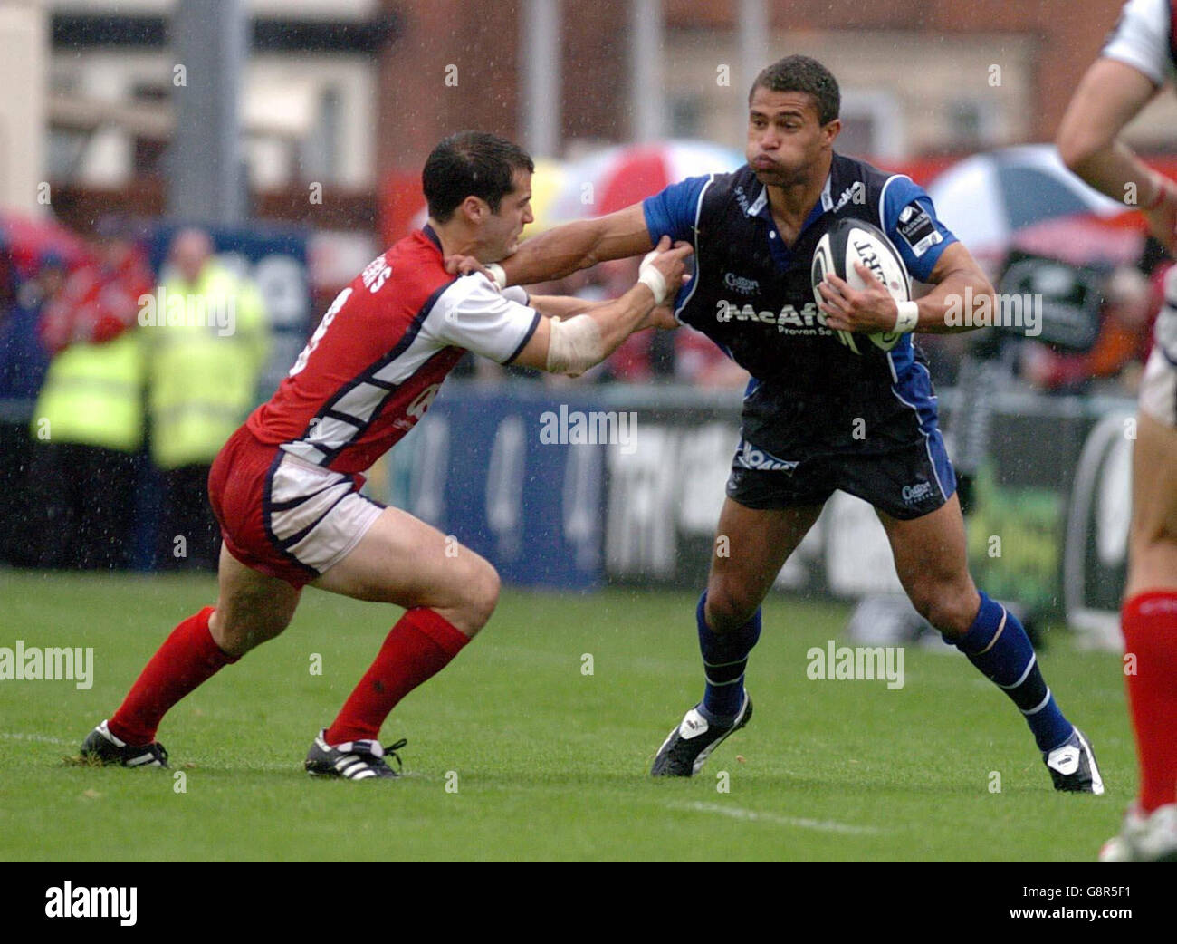 Gloucester Haydn Thomas (L) Corners Sale Jason Robinson von Sharks während des Guinness Premiership-Spiels in Kingsholm, Gloucester, Samstag, 10. September 2005. DRÜCKEN SIE VERBANDSFOTO. Das Foto sollte lauten: David Jones/PA. Stockfoto