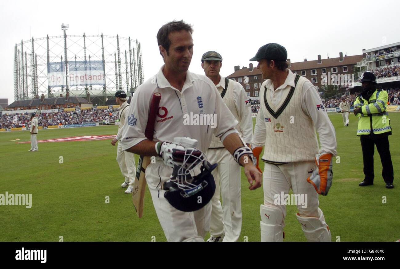 Cricket - The Ashes - npower Fifth Test - England gegen Australien - The Brit Oval. Der englische Michael Vaughan geht wegen schlechten Lichts weg Stockfoto