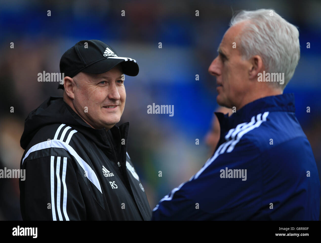 Russell Slade (links), Manager von Cardiff City, spricht mit Ipswich Town manager Mick McCarthy Stockfoto