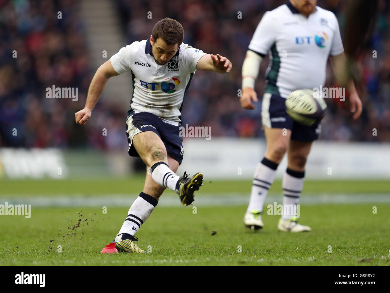 Der schottische Greig Laidlaw legt beim RBS Six Nations-Spiel 2016 im BT Murrayfield Stadium in Edinburgh eine Strafe ab. DRÜCKEN Sie VERBANDSFOTO. Bilddatum: Sonntag, 13. März 2016. Siehe PA Story RUGBYU Schottland. Bildnachweis sollte lauten: David Davies/PA Wire. EINSCHRÄNKUNGEN: , Keine kommerzielle Nutzung ohne vorherige Genehmigung, bitte kontaktieren Sie PA Images für weitere Informationen: Tel: +44 (0) 115 8447447. Stockfoto