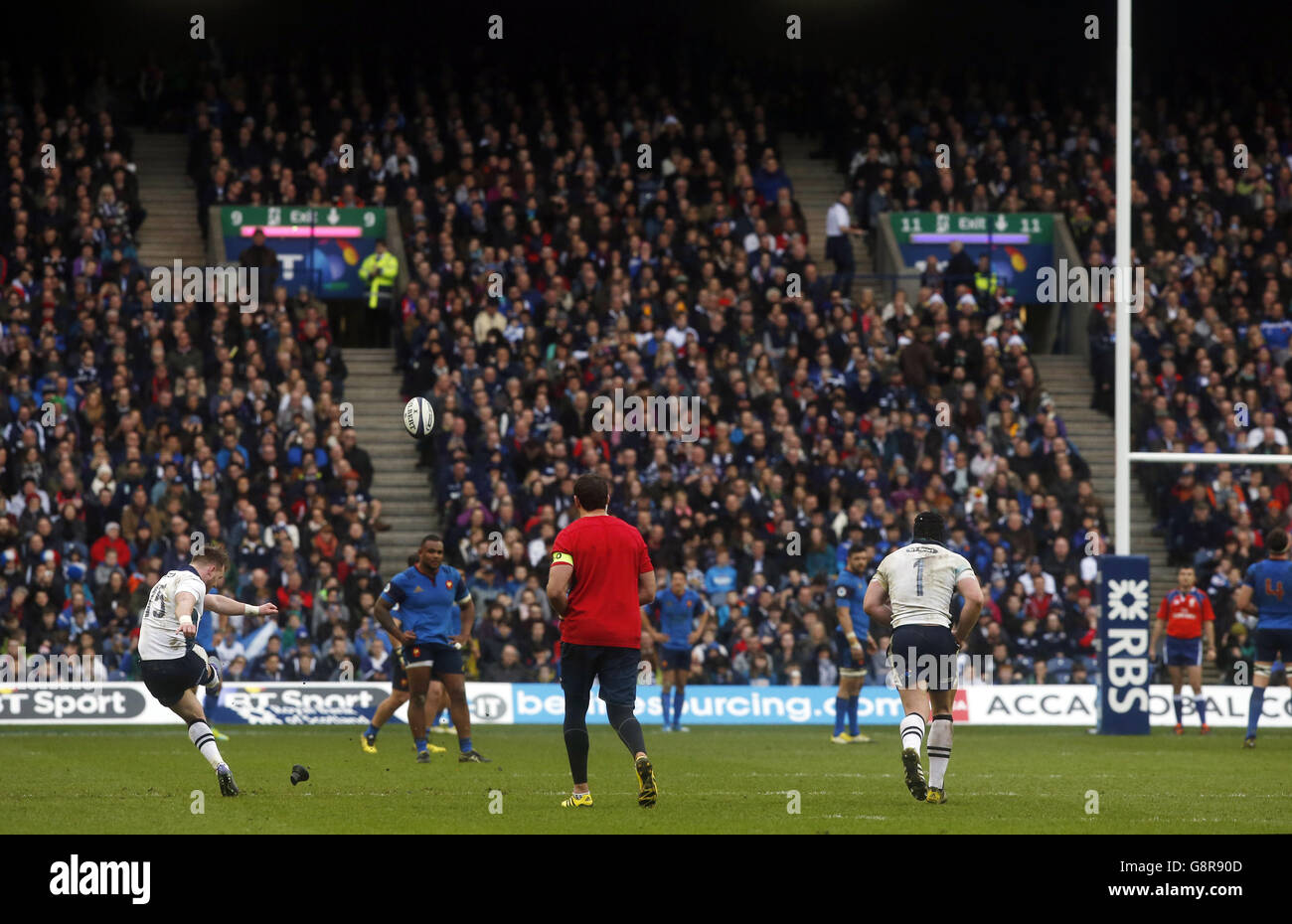 Der schottische Stuart Hogg erzielt im BT Murrayfield Stadium, Edinburgh, beim 2016 RBS Six Nations Match eine Strafe. DRÜCKEN Sie VERBANDSFOTO. Bilddatum: Sonntag, 13. März 2016. Siehe PA Story RUGBYU Schottland. Bildnachweis sollte lauten: Danny Lawson/PA Wire. EINSCHRÄNKUNGEN: , Keine kommerzielle Nutzung ohne vorherige Genehmigung, bitte kontaktieren Sie PA Images für weitere Informationen: Tel: +44 (0) 115 8447447. Stockfoto