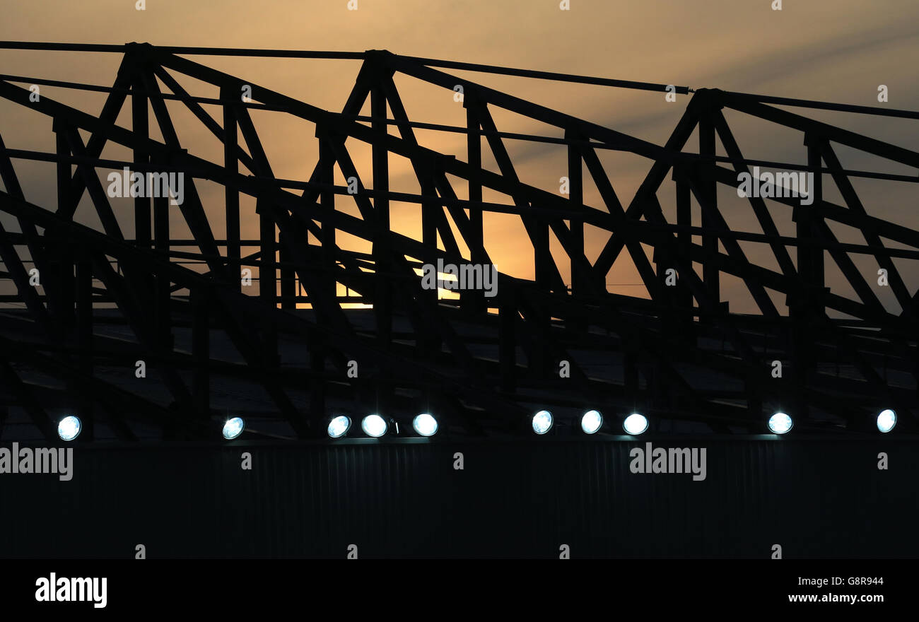 Aston Villa gegen Tottenham Hotspur - Barclays Premier League - Vila Park. Die Sonne geht im Villa Park unter Stockfoto