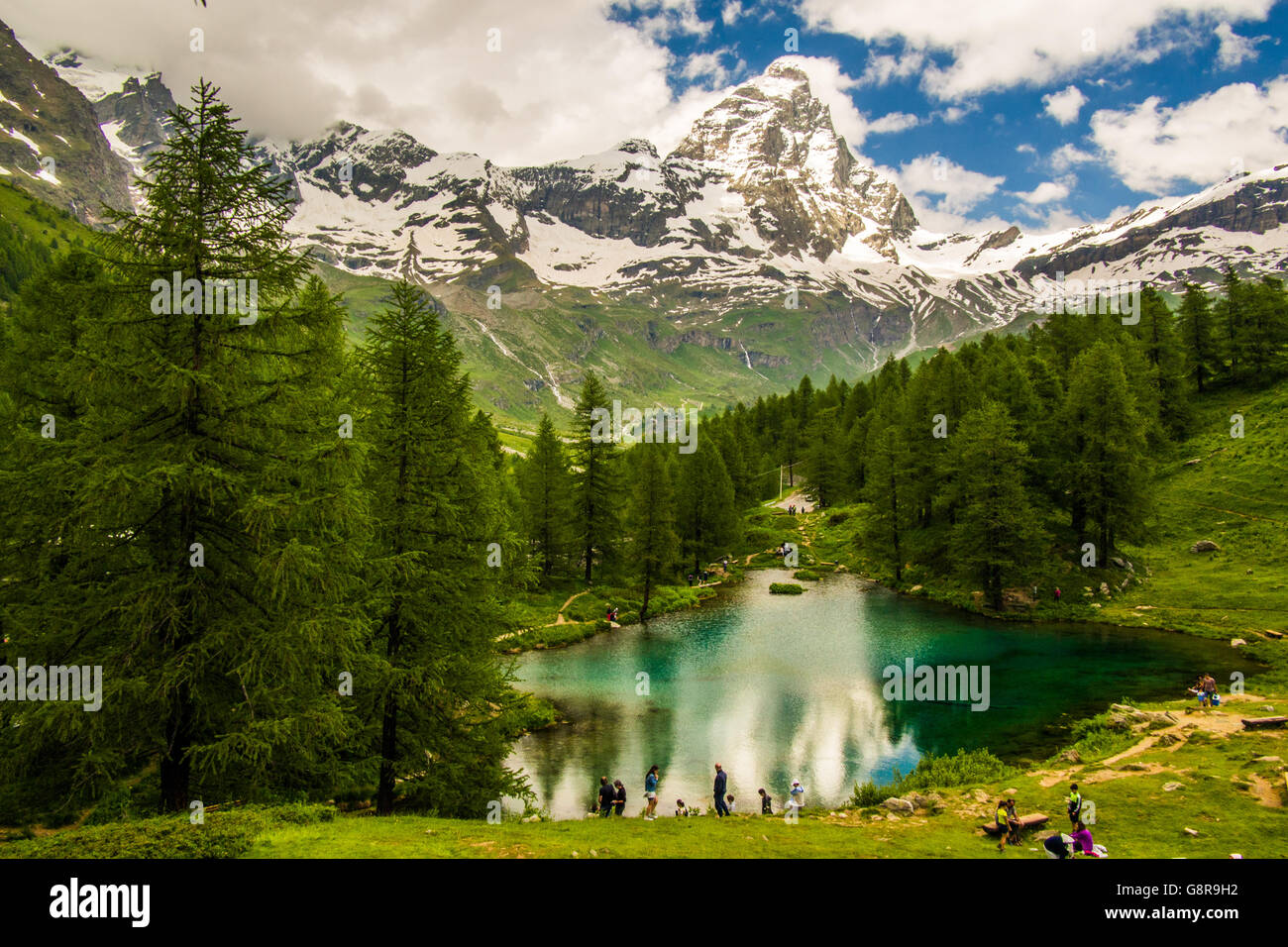 Lago Blu (Modro jezero) im Aosta-Tal mit dem Matterhorn-Berg (aka Matterhorn in der Schweiz), Italien. Stockfoto