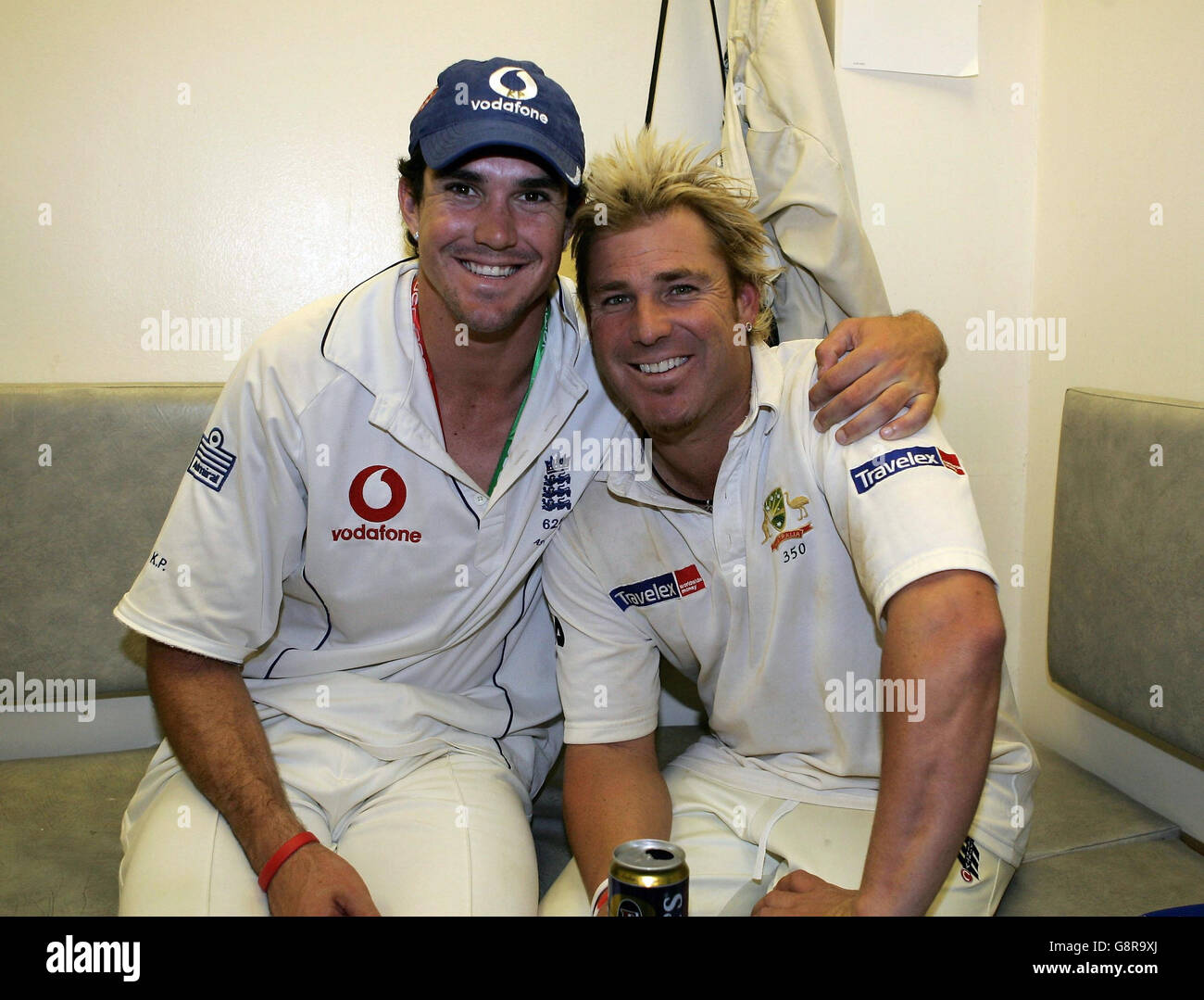 Der englische Kevin Pietersen (L) mit dem australischen Shane Warne in der Umkleidekabinen nach dem letzten Tag des fünften npower-Testmatches gegen Australien am Montag, 12. September 2005, im Brit Oval, London. England gewann die Ashes nach dem letzten Testspiel und dem Sieg in der Serie 2 wieder. DRÜCKEN SIE VERBANDSFOTO. Das Foto sollte lauten: Tom Shaw/Getty Images/PA/POOL Stockfoto