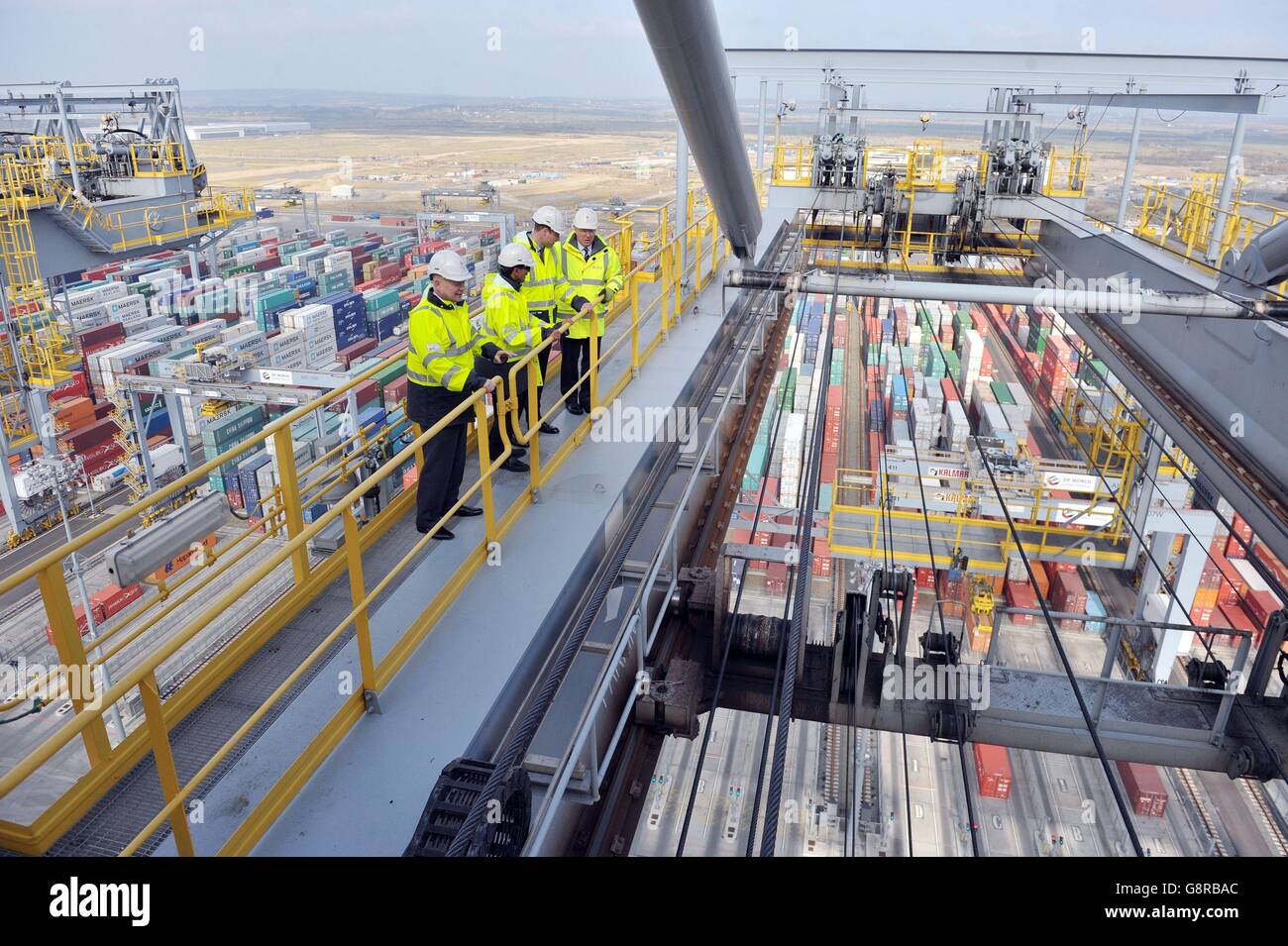 Der Herzog von Cambridge (zweite rechts) blickt auf die Containerstapel, während er auf einer Gantry auf einem der Containerkrane des Schiffes steht, mit DP World CEO Simon Moore (rechts), DP World Chairman Sultan Ahmed bin Sulayem (zweite links) und Lord Hague (links), Bei einem Besuch im Londoner Gateway von DP World, Containerhafen in Stanford-le-Hope, Essex. Stockfoto