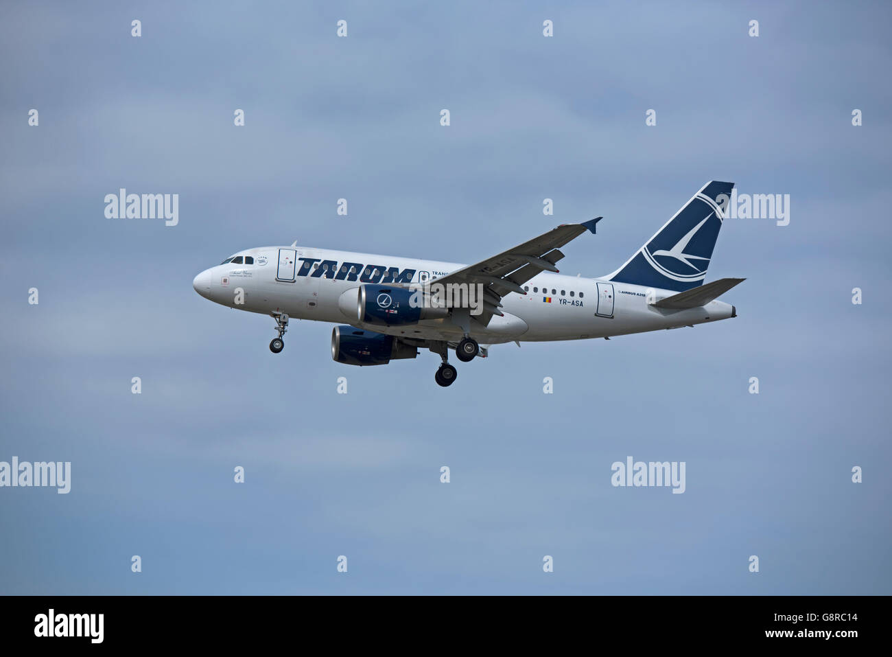 TAROM Airbus 318-111 Registrierung YR-ASA rumänische Fluggesellschaft am Flughafen London Heathrow ankommen.  SCO10, 483 Stockfoto