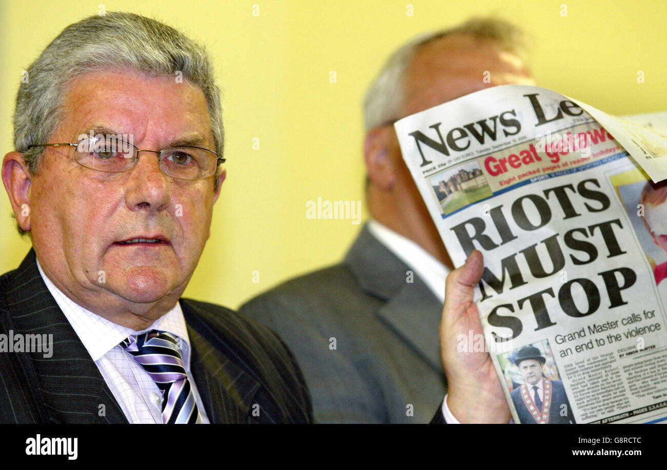 Robert Saulters, der Großmeister des Orange Order, spricht auf einer Pressekonferenz in West-Belfast am Mittwoch, den 14. September 2005 über die jüngste Gewalt. Die Führer beschuldigten die Polizei für die Gewalt, die um eine umstrittene Parade in der Stadt am Wochenende ausbrach und tagelang andauerte. Siehe PA Geschichte ULSTER Gewalt. DRÜCKEN Sie VERBANDSFOTO. Bildnachweis sollte lauten: Paul Faith / PA Stockfoto Robert Saulters, der Großmeister des Orange Order, spricht auf einer Pressekonferenz in West-Belfast am Mittwoch, den 14. September 2005 über die jüngste Gewalt. Die Führer beschuldigten die Polizei für die Gewalt, die um eine umstrittene Parade in der Stadt am Wochenende ausbrach und tagelang andauerte. Siehe PA Geschichte ULSTER Gewalt. DRÜCKEN Sie VERBANDSFOTO. Bildnachweis sollte lauten: Paul Faith / PA Stockfoto