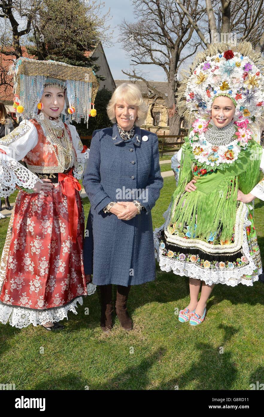 Die Herzogin von Cornwall mit Mädchen in lokalen traditionellen Kostümen, im Bienenmuseum außerhalb von Novi Sad, Serbien am vierten Tag ihrer viertägigen Reise auf den Balkan. Stockfoto