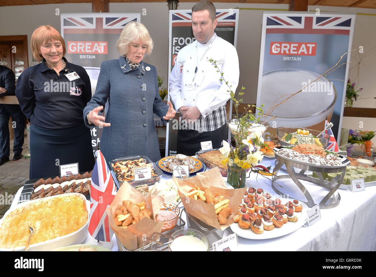 Die Herzogin von Cornwall bewundert die britische Essensauswahl, die am vierten Tag ihrer sechstägigen Reise auf den Balkan im Bienenmuseum außerhalb von Novi Sad, Serbien, produziert wurde. Stockfoto