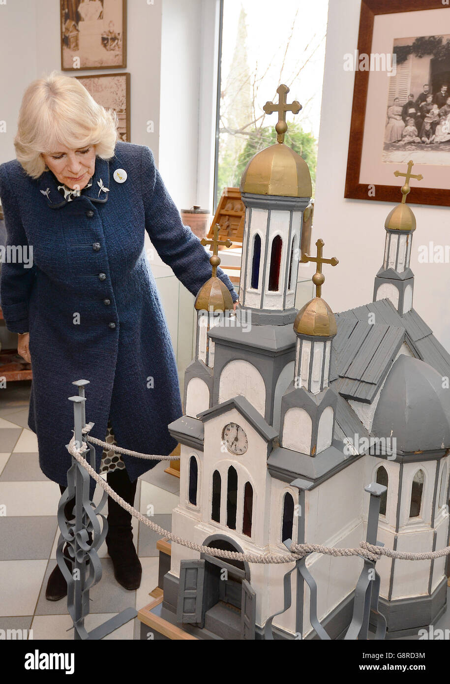 Die Herzogin von Cornwall studiert am vierten Tag ihrer sechstägigen Reise auf den Balkan im Bienenmuseum außerhalb von Novi Sad, Serbien, einen Bienenstock in Form einer Kirche. Stockfoto