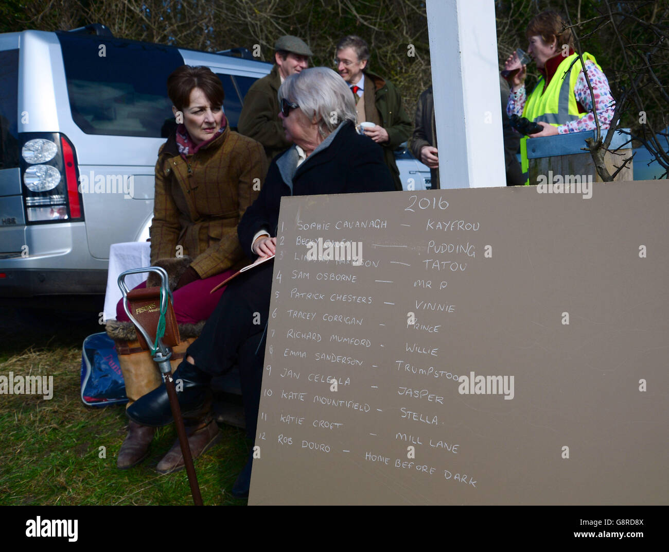 Ein Board mit einer Liste der Läufer und Fahrer für das Kiplingcotes Derby 2016, East Yorkshire. Stockfoto