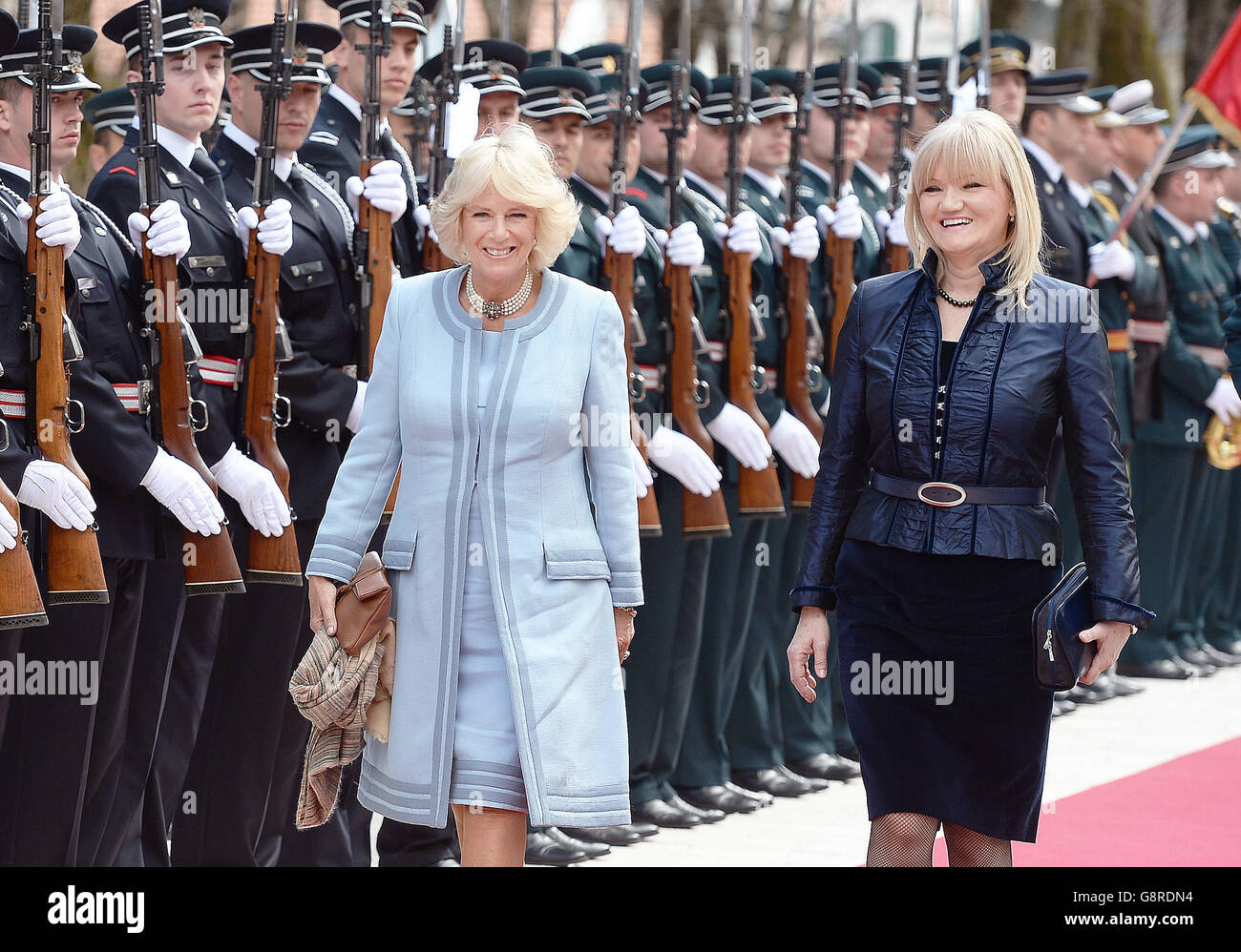 Die Herzogin von Cornwall und die Frau von Präsident Vujanovic, Svetlana Vujanovic (rechts), gehen am fünften Tag der viertägigen Reise des Prinzen von Wales auf den Balkan an einer Ehrenwache im Präsidentenpalast in Cetinje in Montenegro vorbei. Stockfoto