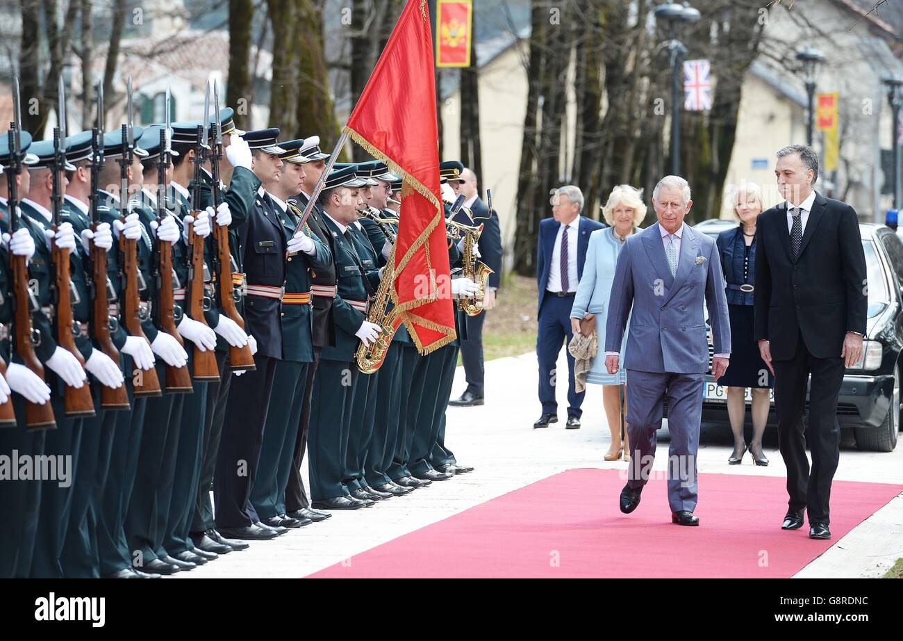 Der Prinz von Wales inspiziert zusammen mit Präsident Vujanovic (rechts) eine Ehrenwache, während die Herzogin von Cornwall und die Frau des Präsidenten Svetlana Vujanovic (hinten rechts) am fünften Tag ihrer sechstägigen Reise auf den Balkan im Präsidentenpalast in Cetinje in Montenegro nachfolgen. Stockfoto