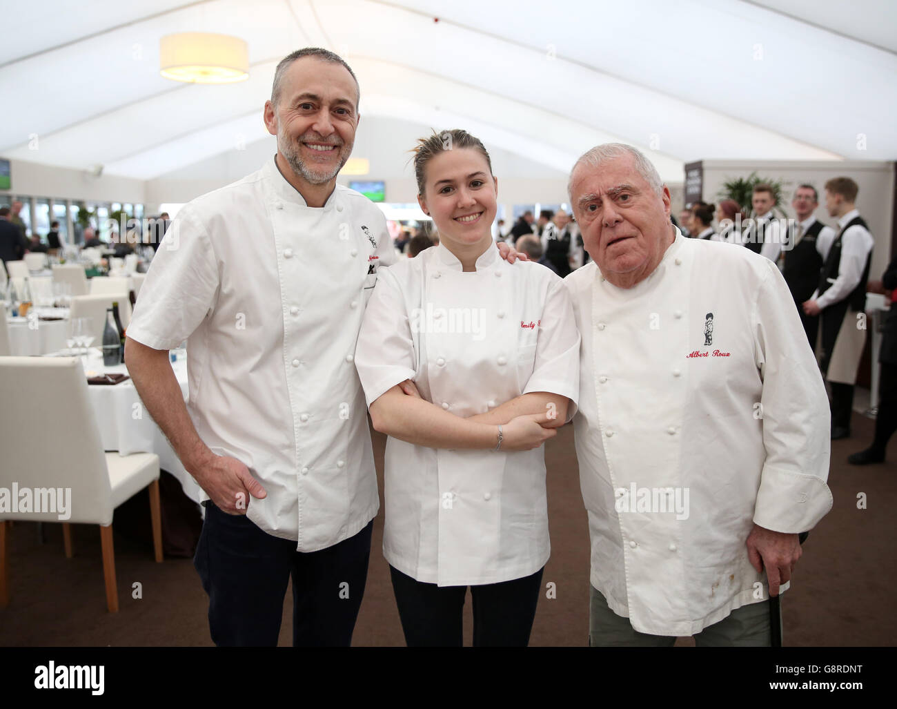 Michel Roux Jr (links) Emily Roux (Mitte) und Albert Roux im Restaurant von Le Boux während des Gold Cup Day beim Cheltenham Festival 2016 auf der Pferderennbahn Cheltenham. Stockfoto