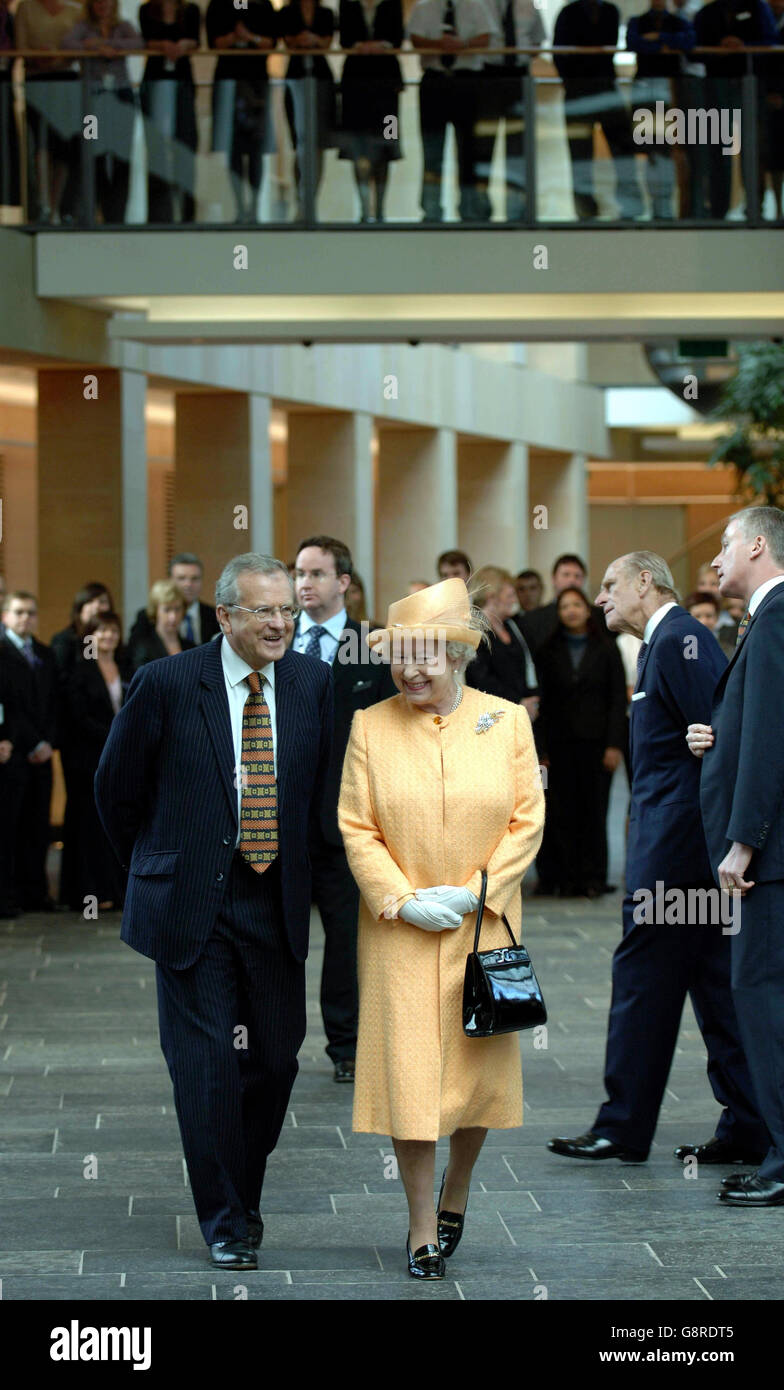 350 Millionen Hauptsitz der Bank of Scotland in Edinburgh, Mittwoch, 14. September 2005. Die Queen, begleitet vom Duke of Edinburgh, flog mit dem Hubschrauber zur offiziellen Enthüllung der neuen Basis der Bank. Sir George Mathewson, Vorsitzender der RBS Group, sagte, die Bank sei erfreut, Gastgeber der königlichen Party zu sein und lobte das "herrliche neue Gebäude". Siehe PA Story ROYAL Bank. DRÜCKEN Sie VERBANDSFOTO. Bildnachweis sollte lauten: Ian Rutherford/PA/NPA Rota/The Scotsman Stockfoto