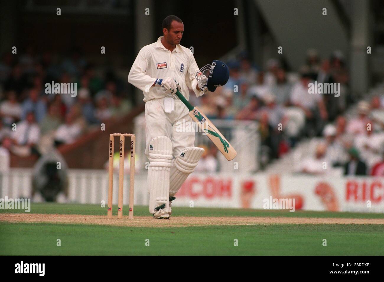 Cricket - The Ashes - England gegen Australien - Sechster Test zweiter Tag im Oval. Mark Butcher von England bereitet sich auf den australischen Angriff vor Stockfoto