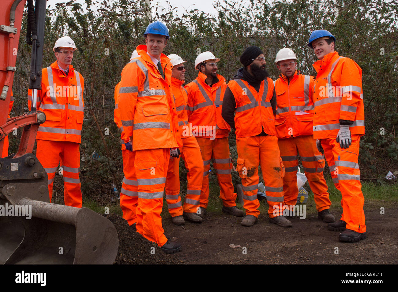 Schatzkanzler George Osborne (rechts) und konservativer Kandidat für den Bürgermeister von London Zac Goldsmith (zweite links) treffen Network Rail-Mitarbeiter am Bahnhof Northumberland Park in Tottenham im Norden Londons, wo auf der Strecke London-Cambridge gearbeitet wird. Stockfoto