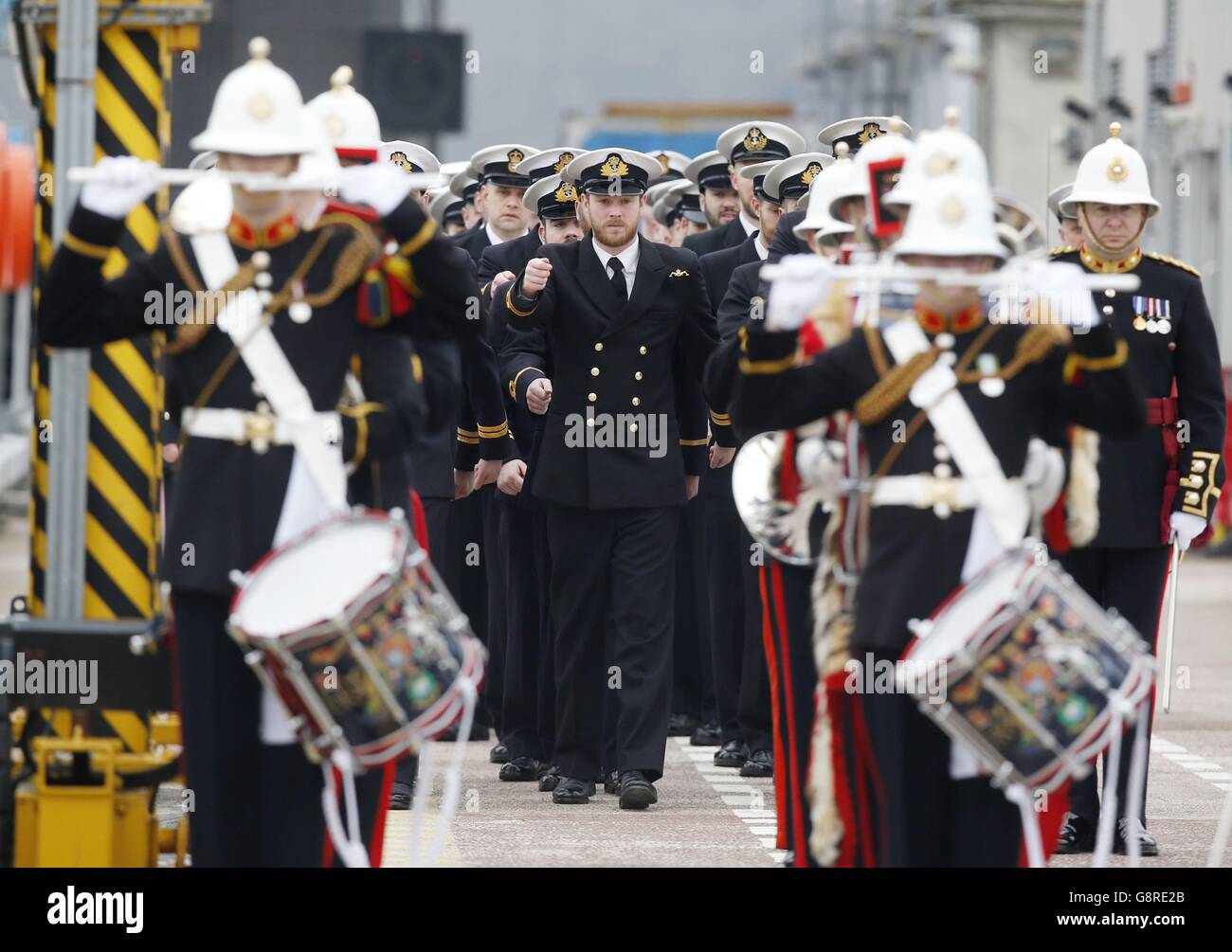 U-Boote während einer Inbetriebnahmezeremonie auf dem Marinestützpunkt Faslane auf der Clyde, wo das 7,400 Tonnen schwere U-Boot offiziell der Royal Navy-Flotte beitrat. Stockfoto