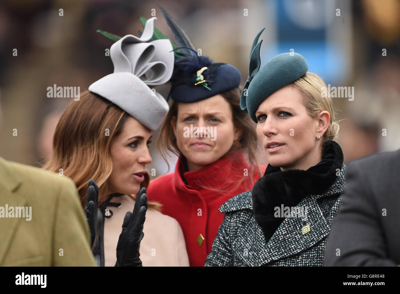 Zara Phillips (rechts) beobachtet das Vincent O'Brien County Handicap Hurdle Race während des Gold Cup Day des Cheltenham Festivals 2016 auf der Cheltenham Rennbahn. Stockfoto