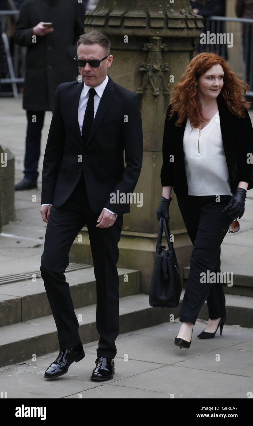 Antony Cotton und Jennie McAlpine kommen zur Beerdigung des Schöpfers und Schriftstellers Tony Warren in der Kathedrale von Manchester an. Stockfoto