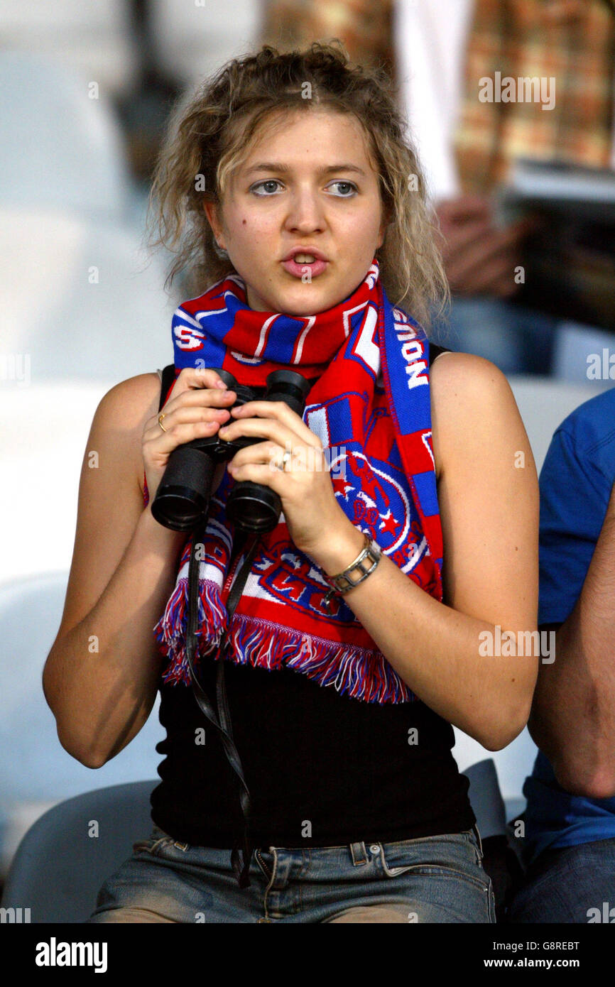 Fußball - UEFA Champions League - Gruppe F - Olympique Lyonnais gegen Real Madrid - Stade Municipal de Gerland. Olympique Lyonnais Fans mit einem Fernglas-Paar Stockfoto