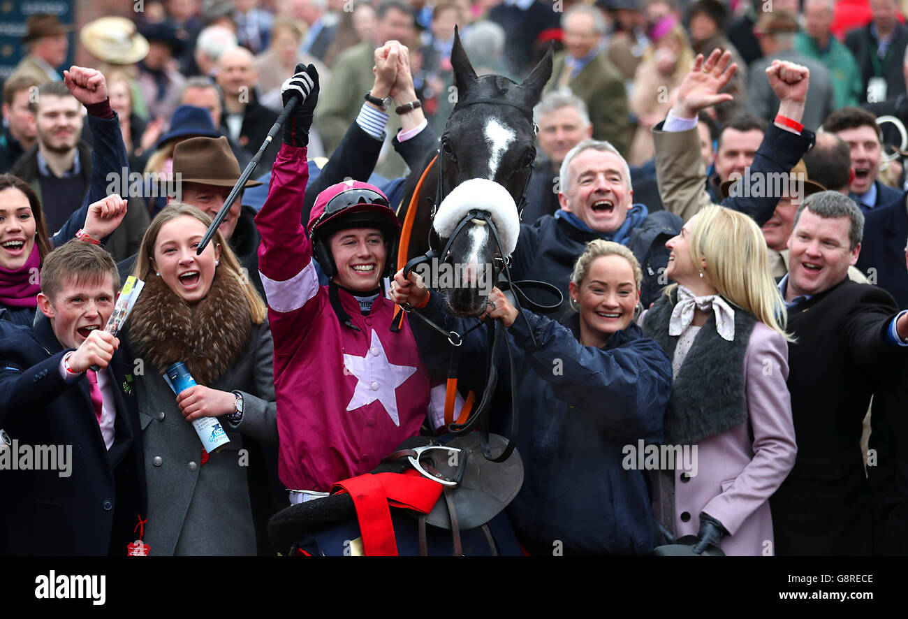 Don Kosake von Bryan Cooper (Mitte) geritten feiert den Gewinn des Timico Cheltenham Gold Cup Chase mit Trainer Gordon Elliott (ganz rechts) und Besitzer Michael O'Leary (zweiter rechts) während des Gold Cup Day des Cheltenham Festivals 2016 auf der Cheltenham Rennbahn. Stockfoto