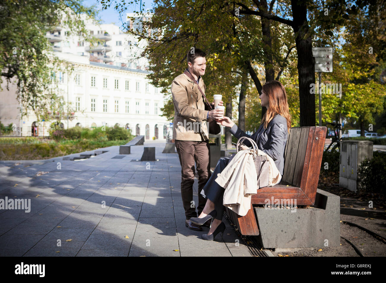 Zwei Geschäftsleute, die mit einer Tasse Kaffee im park Stockfoto