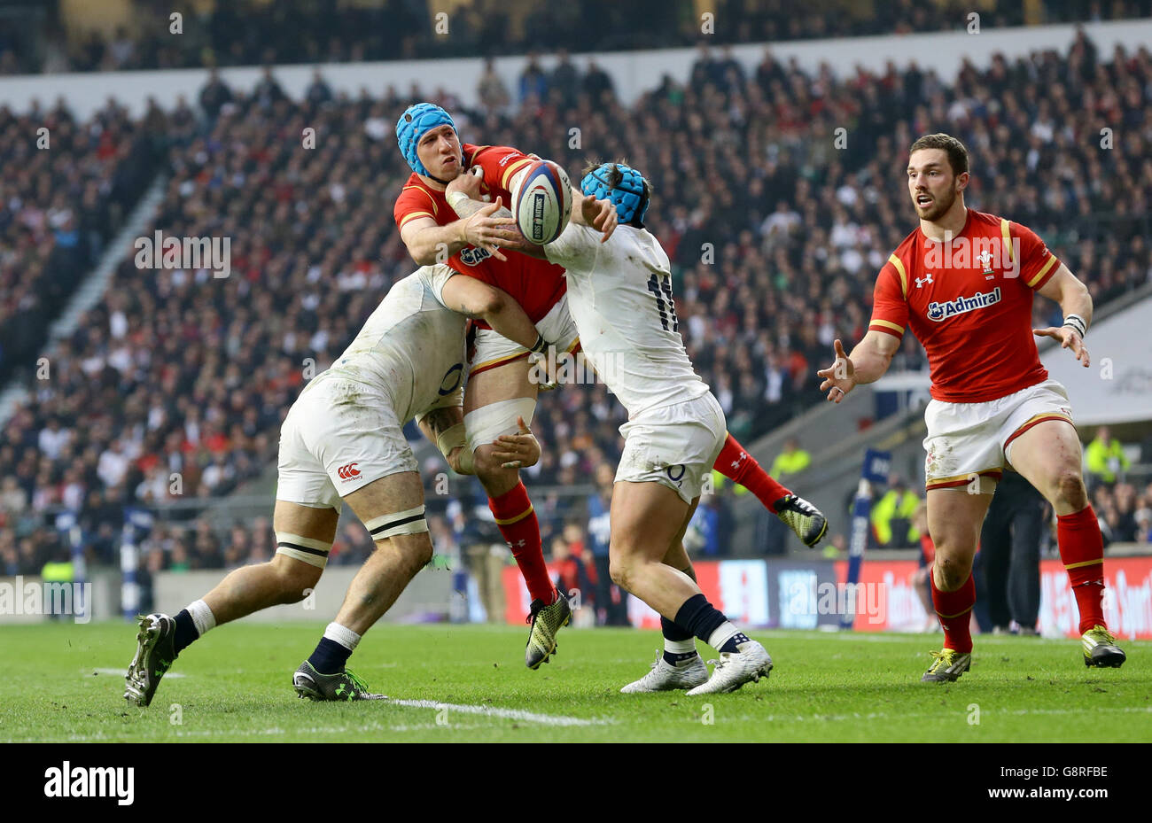 Justin Tipuric (Mitte) von Wales wird vom englischen Jack Nowell (rechts) während des RBS Six Nations-Spiels 2016 im Twickenham Stadium, London, angegangen. DRÜCKEN SIE VERBANDSFOTO. Bilddatum: Samstag, 12. März 2016. Siehe PA Story RUGBYU England. Das Foto sollte lauten: Gareth Fuller/PA Wire. Stockfoto