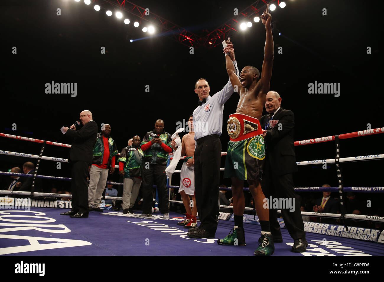 Zolani Tete feiert den Sieg über Jose Santos Gonzalez während der vakanten IBF International Bantamweight Championship vor der Liverpool Echo Arena. Stockfoto