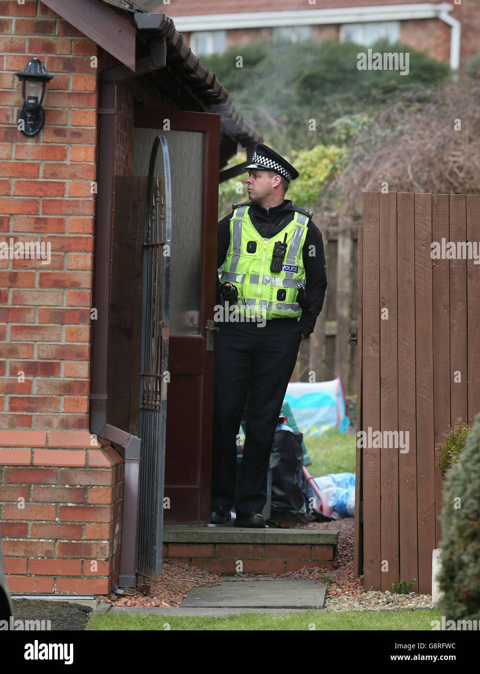 Polizei in einem Haus in Dalgety Bay in Fife, in dem zweijährige Zwillingsjungen ertrunken sind, nachdem sie in einen Fischteich in einem Garten in Fife gefallen sind. Stockfoto