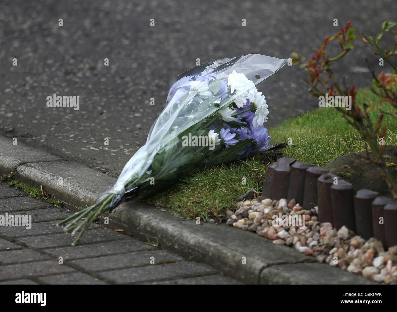 Blumen vor einem Haus in Dalgety Bay in Fife, wo zweijährige Zwillingsjungen ertrunken sind, nachdem sie in einen Fischteich in einem Garten in Fife gefallen sind. Stockfoto