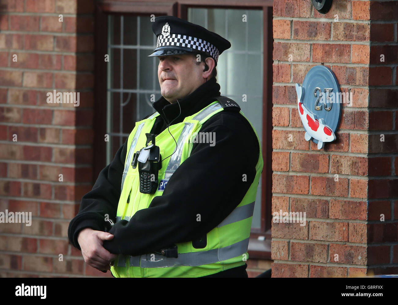 Polizei in einem Haus in Dalgety Bay in Fife, in dem zweijährige Zwillingsjungen ertrunken sind, nachdem sie in einen Fischteich in einem Garten in Fife gefallen sind. Stockfoto