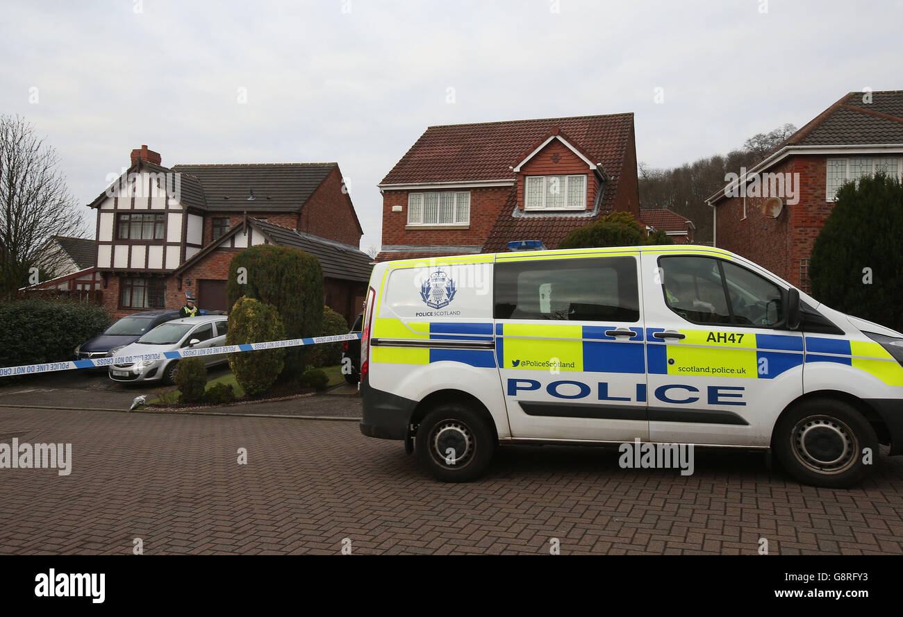 NUMMERNSCHILD VERPIXELT VON der Polizei vor einem Haus (links) in Dalgety Bay in Fife, wo zweijährige Zwillingsjungen ertrunken sind, nachdem sie in einen Fischteich in einem Garten in Fife gefallen sind. Stockfoto