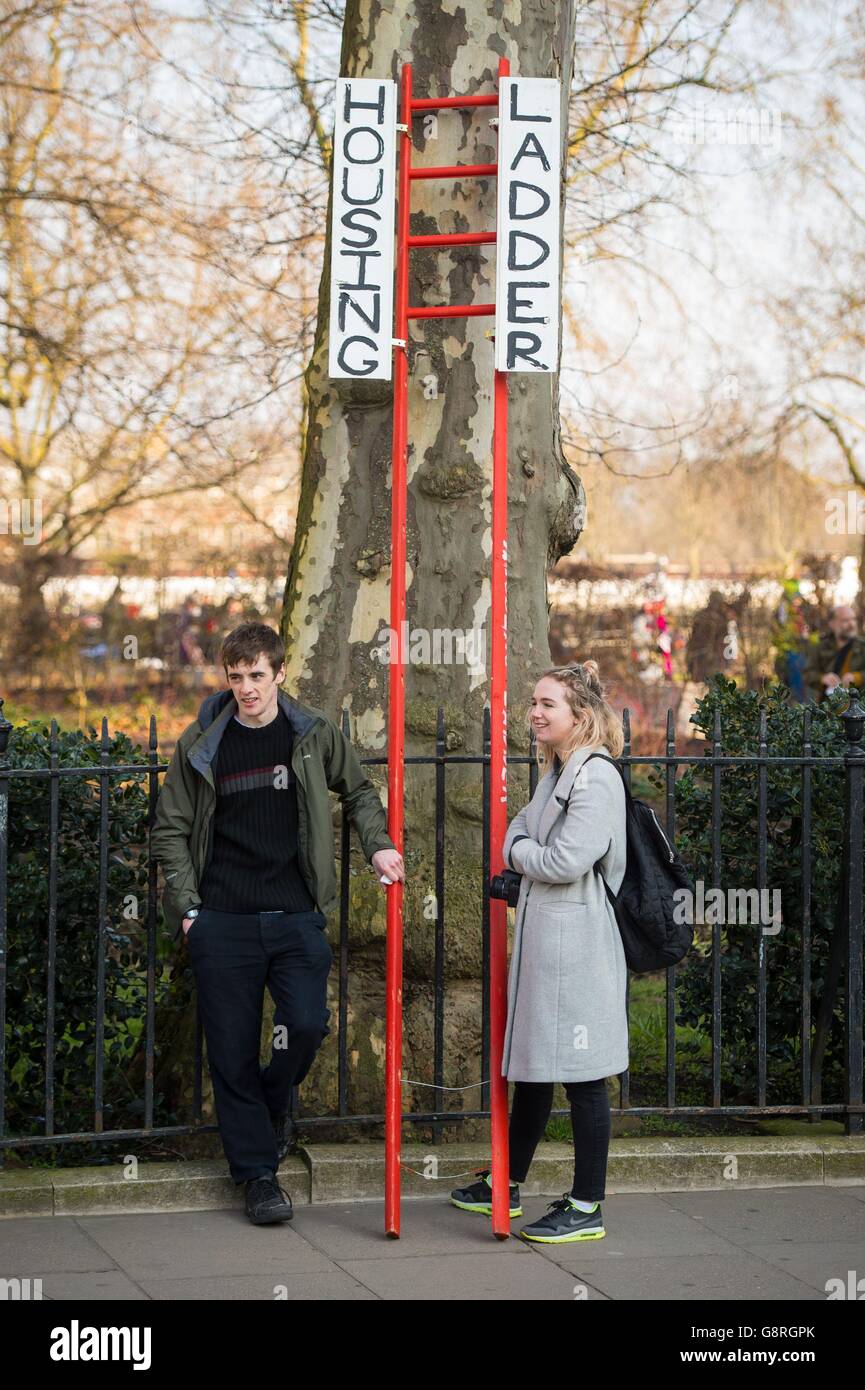 Demonstranten halten während eines Protestes gegen das Housing Bill der Regierung in Westminster, im Zentrum von London, eine Leiter. Stockfoto