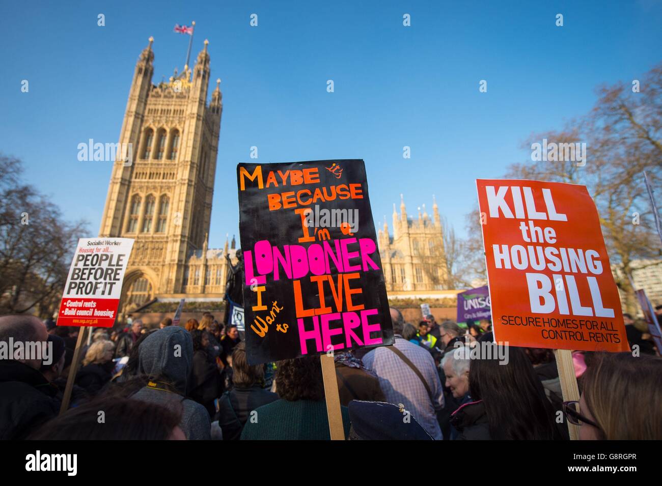Demonstranten während eines Protestes gegen das Housing Bill der Regierung in Westminster, im Zentrum von London. Stockfoto