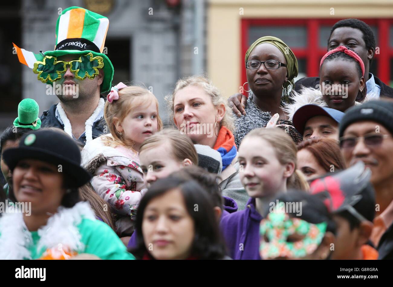 Menschen versammeln sich im Stadtzentrum von Dublin zu einer Straßenparty zur Unterstützung der undokumentierten Migranten in Irland und den USA, die vom Migrant Rights Center Ireland gehalten werden. Stockfoto